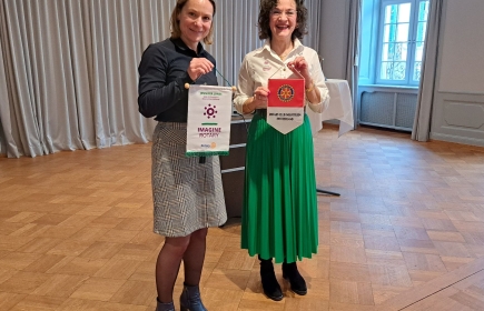 Die Fanion-Übergabe zwischen Clubpräsidentin Rot. Jacqueline Wolf und Governor Rot. Christine Davaz.